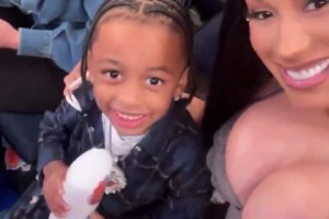 傲人身材！说唱歌手Cardi B在总决赛场边秀自拍
